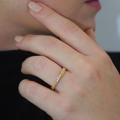 Aliança infinito com Diamantes